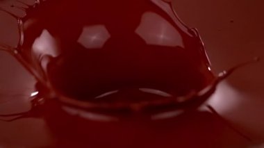 Süper ağır çekim düşen parça çikolata bar sıcak çikolatanın içine düşüyor. Sinema yüksek hızlı kamera, 1000 fps ile filme.