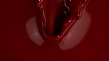 Sıcak çikolatanın çok yavaş bir şekilde dökülmesi. Sinema, yüksek hızlı kamera, 1000fps.