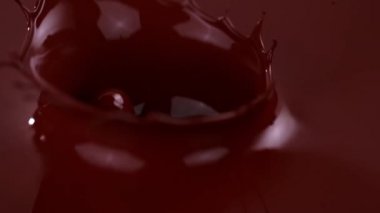 Süper ağır çekim düşen parça çikolata bar sıcak çikolatanın içine düşüyor. Sinema yüksek hızlı kamera, 1000 fps ile filme.