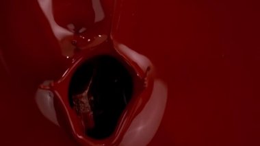 Süper ağır çekim düşen parça çikolata bar sıcak çikolatanın içine düşüyor. Sinema yüksek hızlı kamera, 1000 fps ile filme.