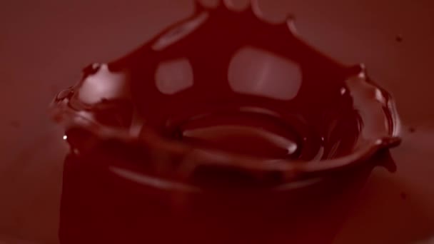 Süper Ağır Çekim Düşen Parça Çikolata Bar Sıcak Çikolatanın Içine — Stok video