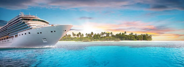 Luxusní Výletní Lodi Tropický Ostrov Pozadí Koncept Dálkové Plavby Mezi — Stock fotografie