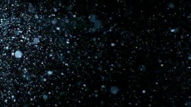 Süper ağır çekim su siyah arka plan üzerine düşer