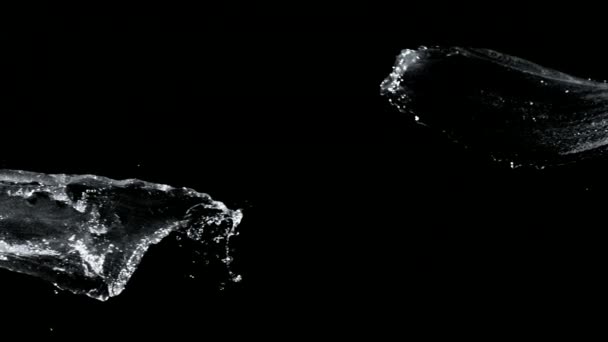 Super slow motion di spruzzi d'acqua su sfondo nero — Video Stock