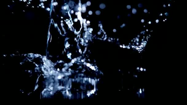 Super Zeitlupe des Wassers auf schwarzem Hintergrund. — Stockvideo