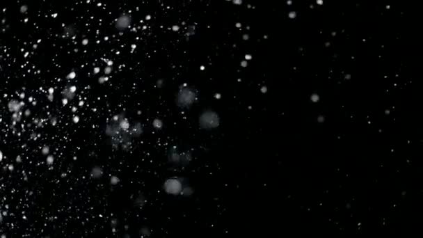 Сверхмедленное движение капель воды на чёрном фоне — стоковое видео