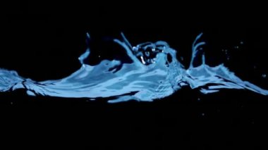 Süper ağır çekim siyah arka plan üzerine su dalgalarının