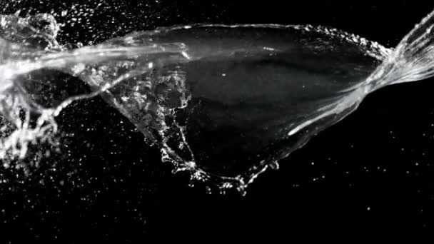 黑色背景下水飞溅的超慢运动 — 图库视频影像