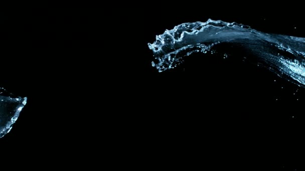 Super cámara lenta de salpicaduras de agua sobre fondo negro — Vídeos de Stock