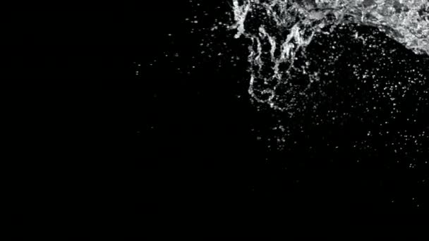 Super Zeitlupe des Wasserspritzens auf schwarzem Hintergrund — Stockvideo