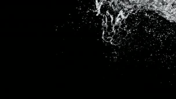 Super slow motion di spruzzi d'acqua su sfondo nero — Video Stock