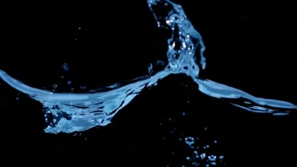 검은 배경에 물 파도의 슈퍼 슬로우 모션 — 비디오