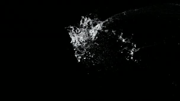 Super slow motion di spruzzi d'acqua su sfondo nero — Video Stock