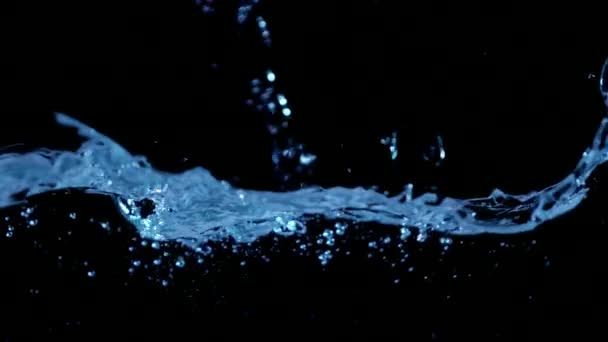 Super slow motion di onde d'acqua su sfondo nero — Video Stock