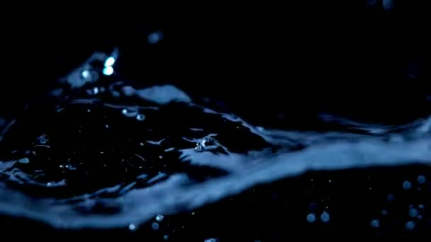 Super slow motion di onde d'acqua su sfondo nero — Video Stock