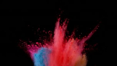 Süper ağır çekim siyah arka plan üzerine izole renkli toz patlaması. Yüksek hızlı kamera, 1000 fps filme.