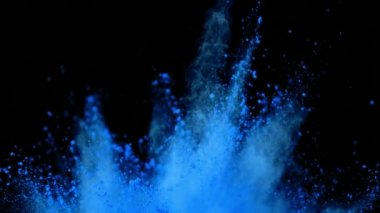 Süper ağır çekim siyah arka plan üzerine izole renkli toz patlaması. Yüksek hızlı kamera, 1000 fps filme.