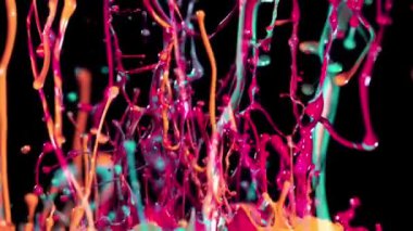 Süper ağır çekim renkler şekiller dans siyah arka plan üzerine izole. Yüksek hızlı kamera, 1000 fps filme.