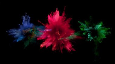 Siyah arka planda izole edilmiş süper yavaş renkli barut patlaması. Yüksek hızlı sinema kamerası, 1000fps.