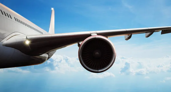 Pasażerów Handlowych Samolot Leci Ponad Chmury Szczegółowy Widok Skrzydła Koncepcja — Zdjęcie stockowe