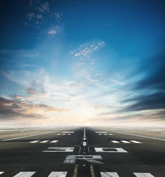 Leere Asphaltierte Landebahn Des Flughafens Mit Dramatischem Himmel — Stockfoto