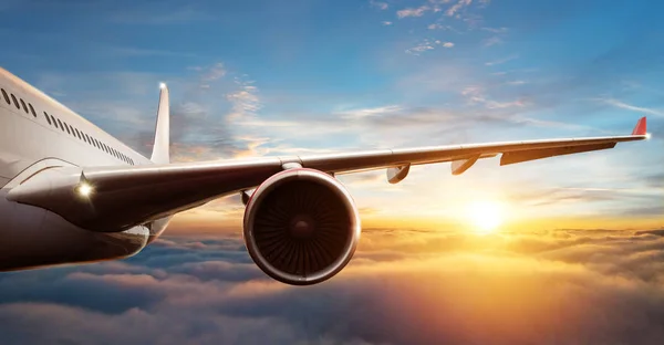 Passagiers Commerciële Vliegtuig Vliegen Boven Wolken Gedetailleerde Weergave Van Vleugel — Stockfoto