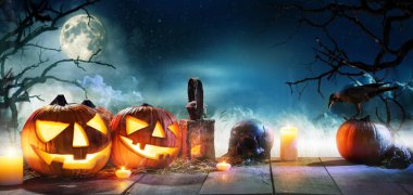 Korkunç korku arka plan ile halloween pumpkins jack o fener, ahşap güverte üzerinde yerleştirilir. Cadılar Bayramı ürkütücü arka plan.