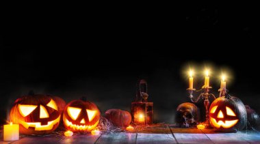 Korkunç korku arka plan ile halloween pumpkins jack o fener, ahşap güverte üzerinde yerleştirilir. Cadılar Bayramı ürkütücü arka plan üzerine siyah izole