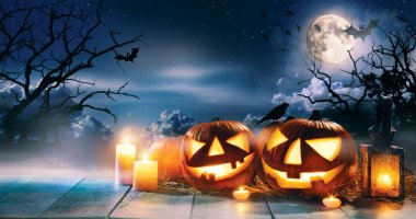Korkunç korku arka plan ile halloween pumpkins jack o fener, ahşap güverte üzerinde yerleştirilir. Cadılar Bayramı ürkütücü arka plan.