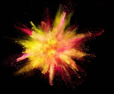 Renkli toz siyah arka plan üzerine izole patlama. Arka plan renkli soyut