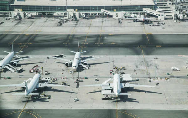 Vista Aérea Los Aviones Estacionados Terminal Del Aeropuerto Modo Transporte —  Fotos de Stock