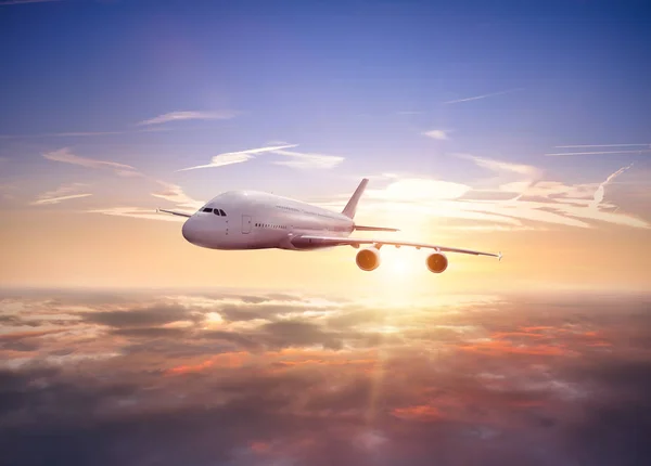 Enorma Tvåvånings Passagerare Kommersiella Flygplan Flyger Över Molnen Solnedgången Ljus — Stockfoto