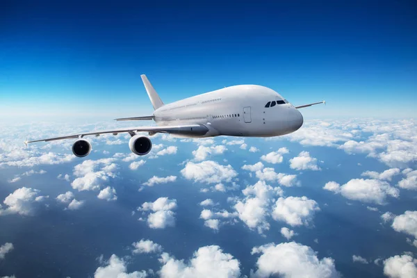 Riesige Zweistöckige Passagierflugzeuge Die Sonnigen Tagen Über Wolken Fliegen Konzept — Stockfoto