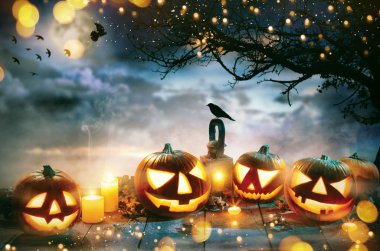 Spooky halloween pumpkins karanlık korku arka plan ile ahşap plakalar üzerinde. Kutlama teması, boşaltmak için metin.