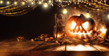 Karanlık bodrumda ahşap plakalar üzerinde korkunç Cadılar Bayramı Balkabağı. Kutlama teması, boşaltmak için metin. Çok yüksek çözünürlüklü görüntü