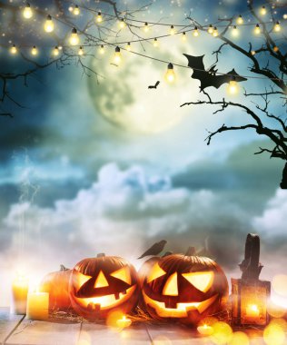 Spooky halloween pumpkins karanlık korku arka plan ile ahşap plakalar üzerinde. Kutlama teması, boşaltmak için metin.