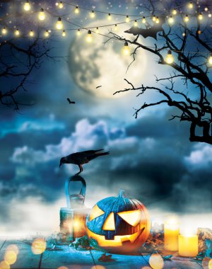 Dark korku arka plan ile ahşap plakalar üzerinde Spooky halloween balkabağı. Kutlama teması, boşaltmak için metin.