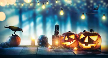Spooky halloween pumpkins karanlık korku arka plan ile ahşap plakalar üzerinde. Kutlama teması, boşaltmak için metin.
