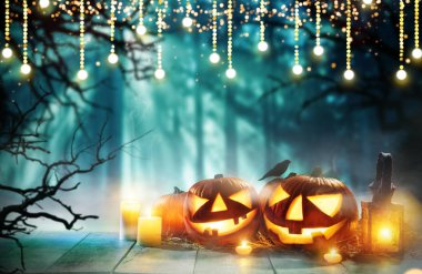 Spooky halloween pumpkins karanlık korku arka plan ile ahşap plakalar üzerinde. Kutlama teması, boşaltmak için metin.