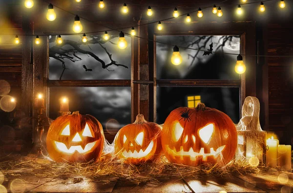 Страшные Хэллоуинские Тыквы Деревянных Досках Помещенные Перед Окном Страшном Фоне — стоковое фото