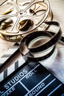 Vintage film claper film makarası ile ahşap üzerine yerleştirilir. Filmammakers ekipman arka plan