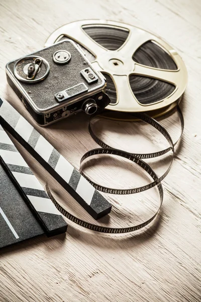 Vintage Film Claper Med Filmrulle Placerade Trä Filmammakers Utrustning Bakgrund — Stockfoto