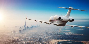 Birleşik Arap Emirlikleri Dubai kent üzerinde uçan lüks özel jet. Ulaşım, lüks ve iş seyahat sembolü modern ve hızlı modu.