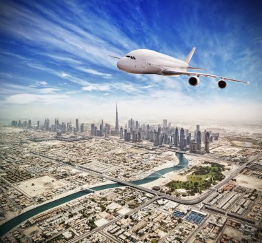 Birleşik Arap Emirlikleri Dubai kent üzerinde uçan büyük ticari jet. Ulaşım, lüks ve iş seyahat sembolü modern ve hızlı modu.