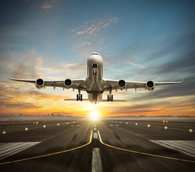 Pist çok büyük iki kat ticari jet alarak. Modern ve hızlı ulaşım modu. Arka plan üzerinde dramatik günbatımı gökyüzü