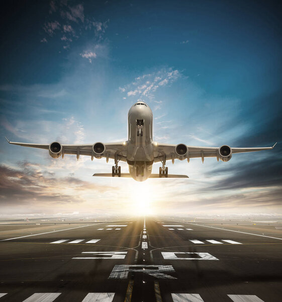 Огромные двухэтажные коммерческие самолеты на взлетно-посадочной полосе. Современный и быстрый вид транспорта. Небо заката на заднем плане
