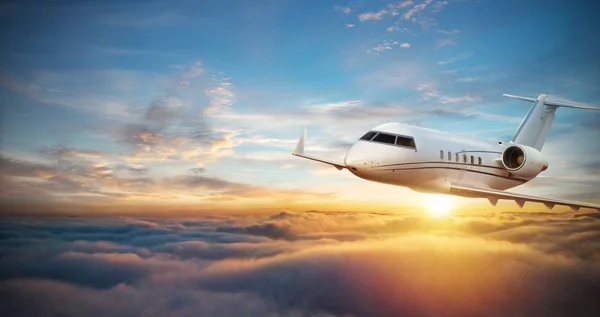 豪华私人喷气式飞机飞越云端 现代最快的交通方式 象征奢华和商务旅行 — 图库照片