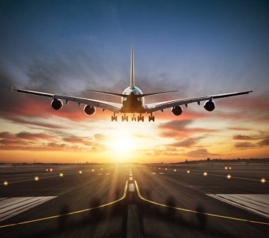 Pist çok büyük iki kat ticari jet alarak. Modern ve hızlı ulaşım modu. Arka plan üzerinde dramatik günbatımı gökyüzü