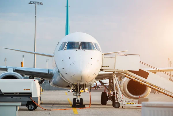 Sonraki uçuş için hazırlanan ticari uçak beying. Detayını açık pilotlar kabin