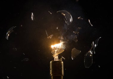 Hareket üzerinde siyah artalanları eski ampul patlaması dondur. Kavram yeni fikir ve beyin fırtınası.